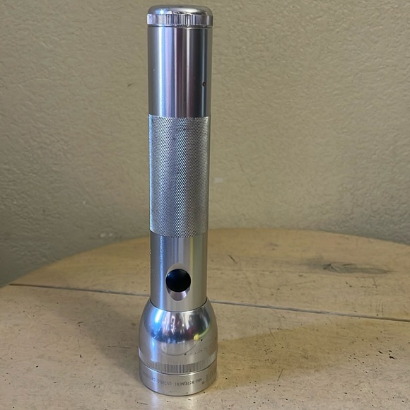 10” Silver MagLite Flashlight - Picture 1 of 7
